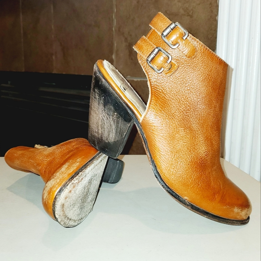 FREEBIRD By Steven SMOKE Open Back Carmel Double Buckle Detail Ankle Booties Sz8
